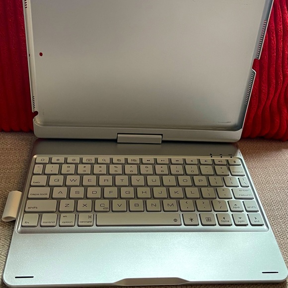 NEW Silver Tablet/iPad Case With Wireless Bluetooth Keyboard - Picture 1 of 8